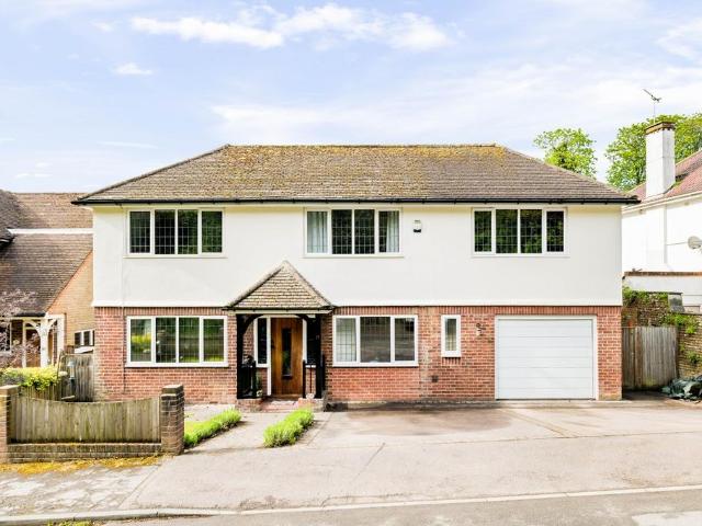 House for sale in River, Ash