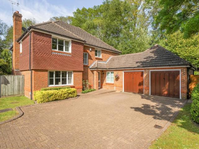 House for sale in Heol-las, Surrey