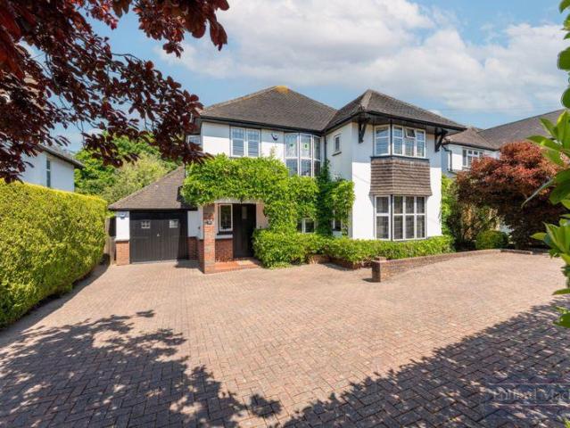 House for sale in London Borough of Croydon, Sanderstead