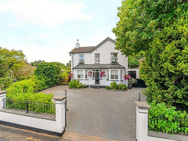 House for sale in Heol-las, Surrey