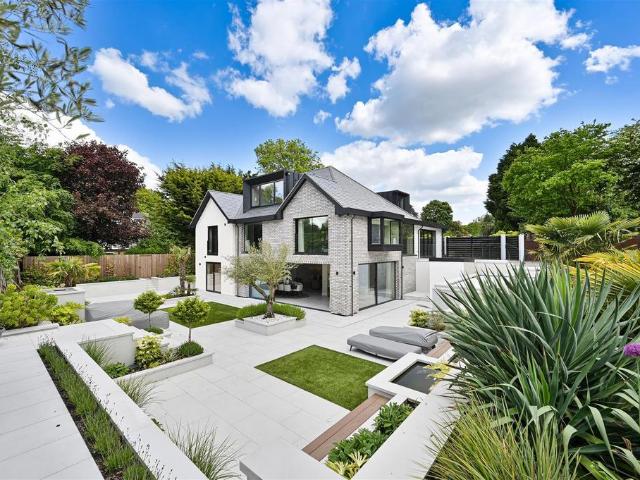 House for sale in Hatching Green, Five Acres