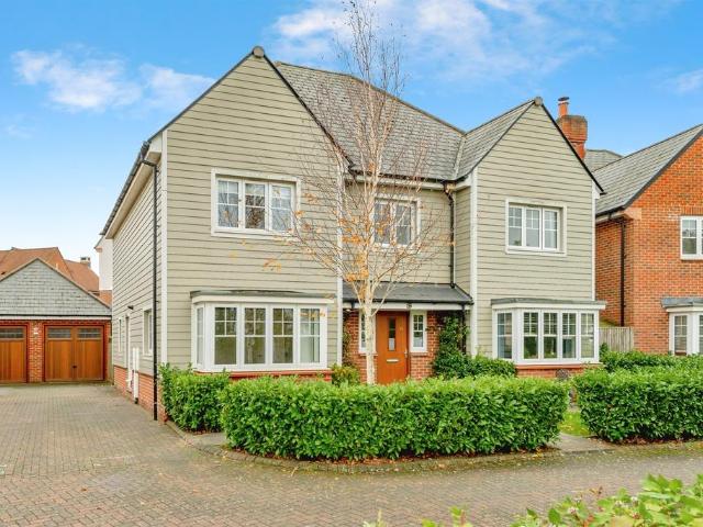House for sale in Kilnwood Vale, Horsham
