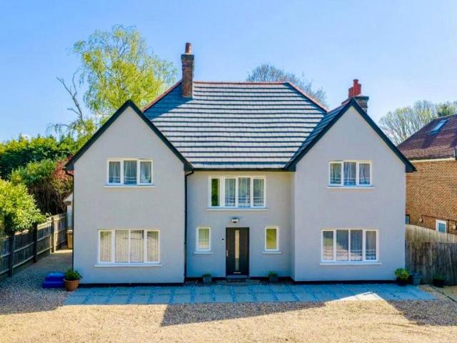 House for sale in Spring Park, Luton