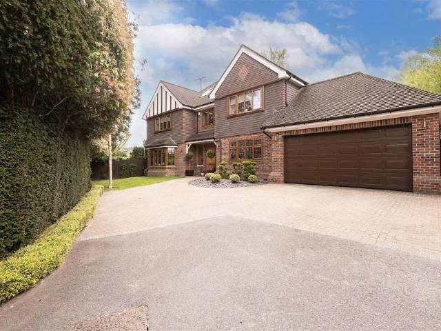 House for sale in Hatching Green, Five Acres