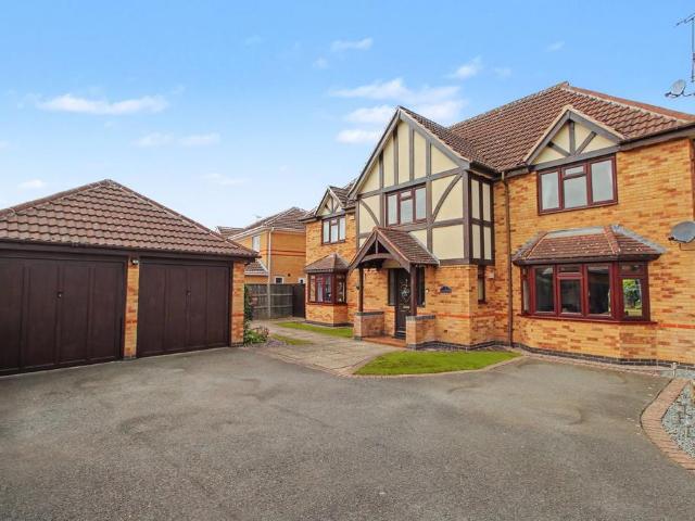 House for sale in Whetstone, Pinfold