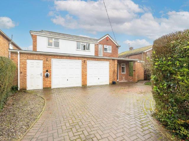 House for sale in Aston Clinton, Buckinghamshire