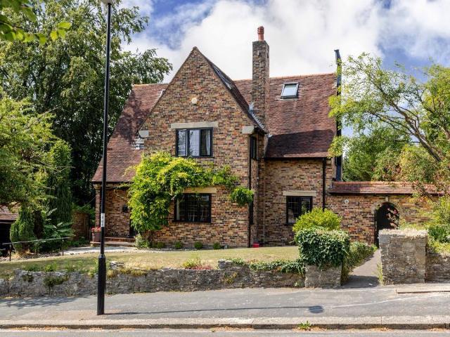House for sale in London Borough of Croydon, Sanderstead
