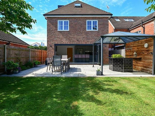 House for sale in Heol-las, Surrey