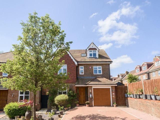 House for sale in Little Stanmore, Greater London