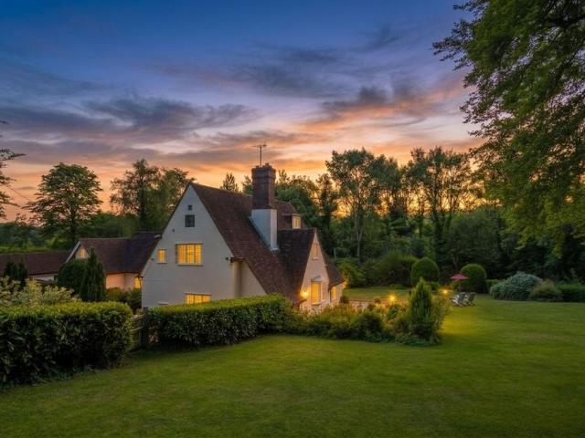 House for sale in Hillview, Surrey