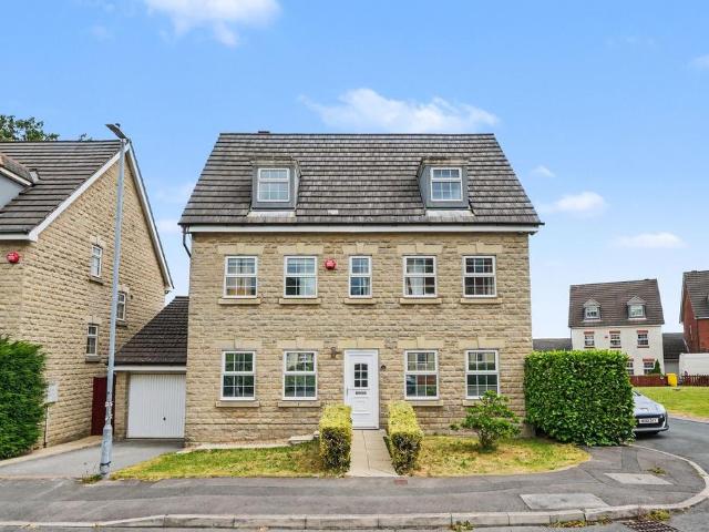 House for sale in Lindley, West Yorkshire