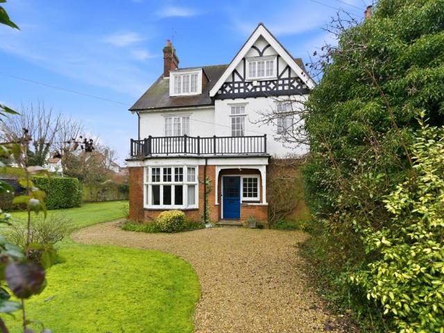 House for sale in Hatching Green, Five Acres