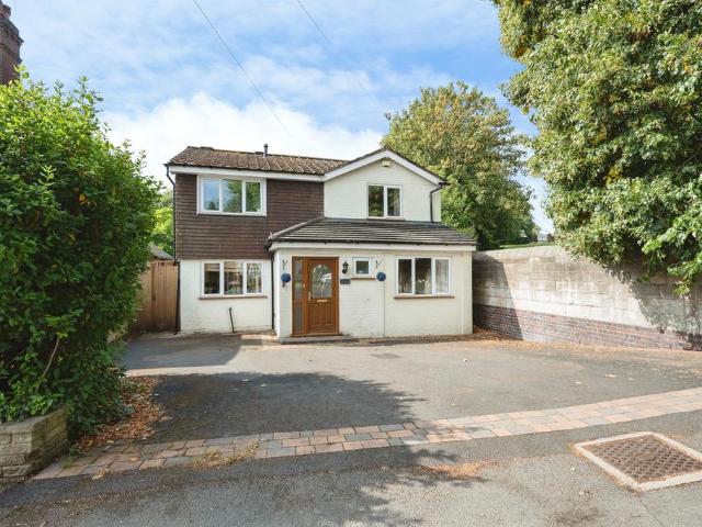 House for sale in Dixons Green, West Midlands