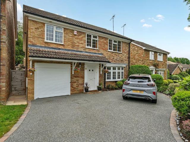 House for sale in Heol-las, Surrey