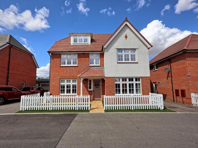 House for sale in Lee Chapel, Essex