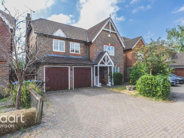 House for sale in London Borough of Croydon, Sanderstead