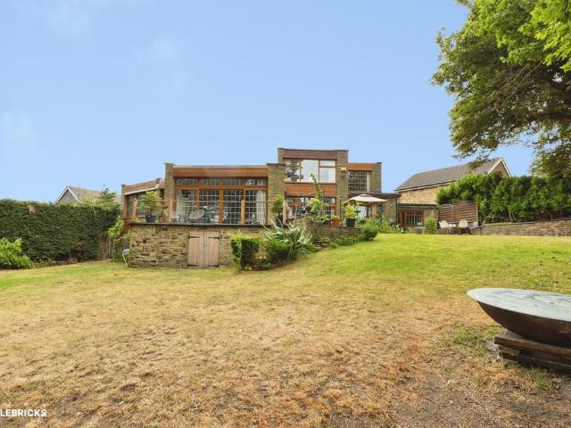 House for sale in Cottingley, West Yorkshire