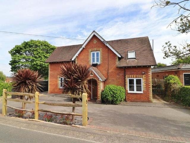 House for sale in Hedge End, Helford