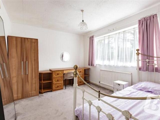 Farm for sale in Pilgrims' Hatch, Navestock Side