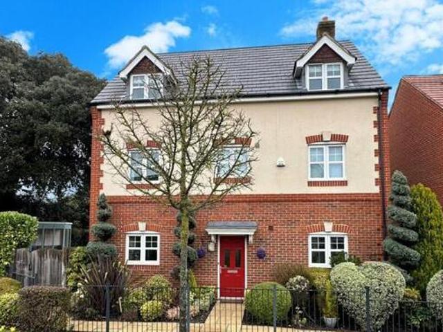 House for sale in Heol-las, Surrey