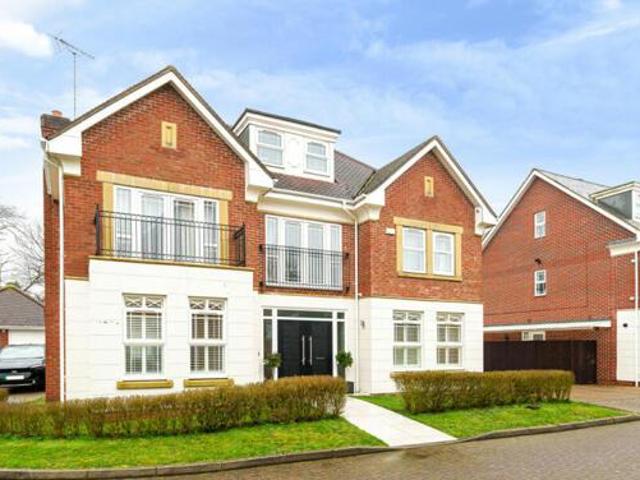 House for sale in Heol-las, Surrey