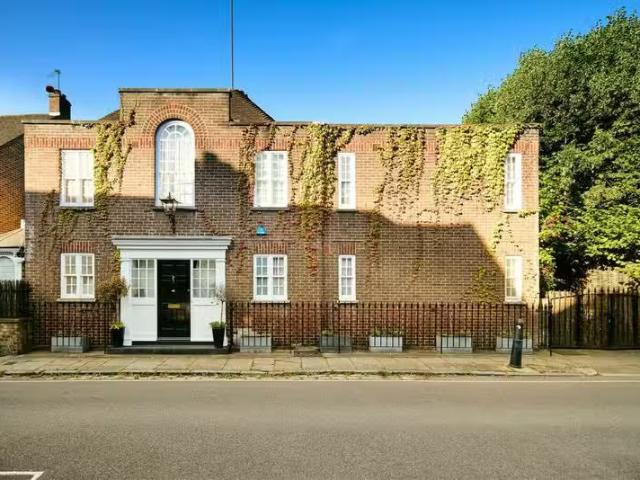 House for sale in Chiswick, London Borough of Hounslow
