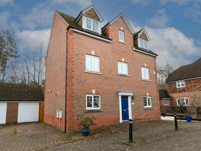 House for sale in Fleet, Hart