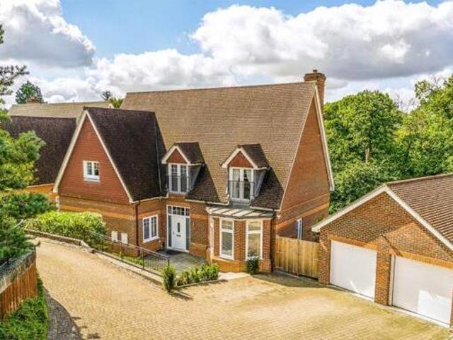 House for sale in Fleet, Hart