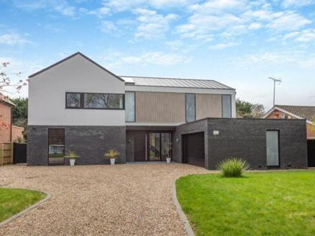 House for sale in Hatching Green, Five Acres