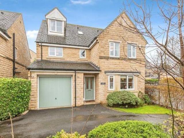 House for sale in Huddersfield, West Yorkshire