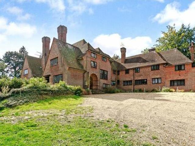 House for sale in Heol-las, Surrey