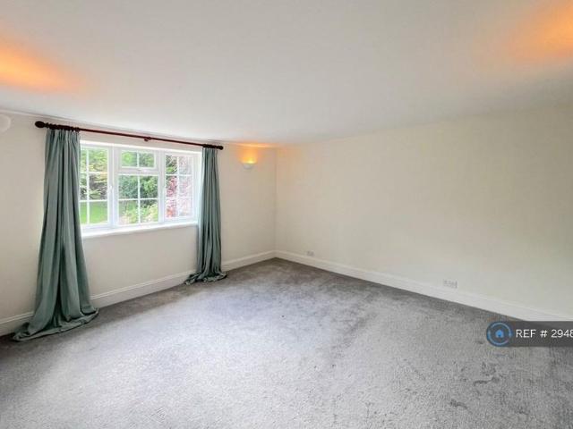 House for rent in Heol-las, Surrey