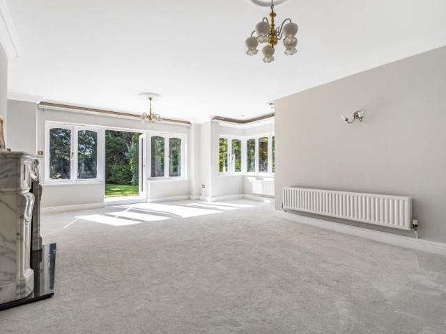 House for rent in Row Town, Surrey
