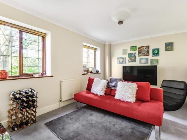 House for rent in Row Town, Surrey