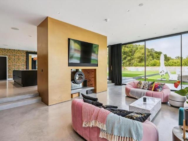 House for rent in Heol-las, Surrey