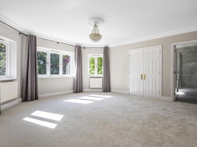 House for rent in Row Town, Surrey