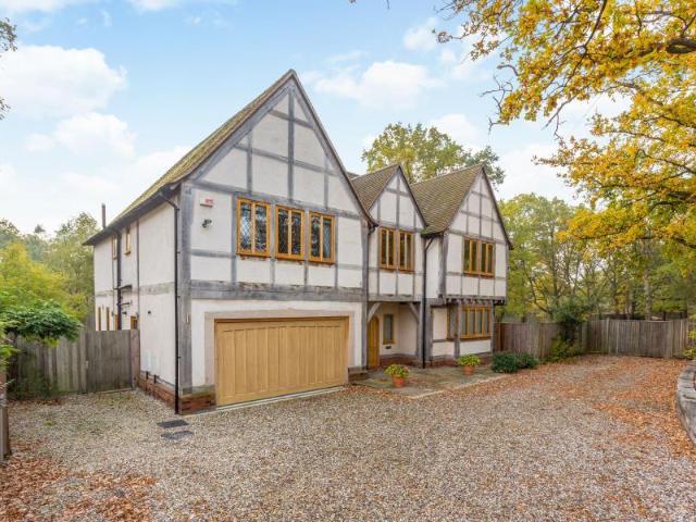 House for rent in Row Town, Surrey
