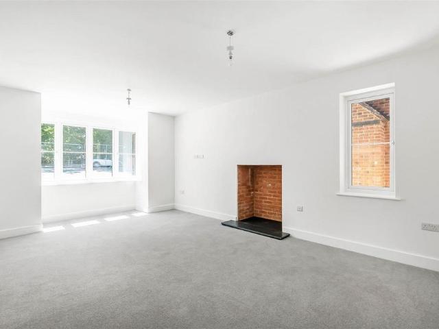 House for rent in Pachesham Park, Surrey