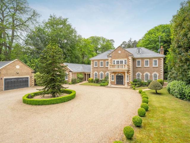 House for rent in Row Town, Surrey