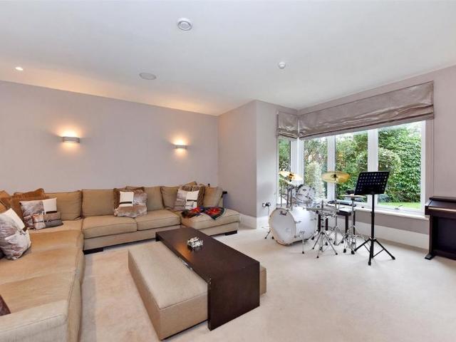 House for rent in Stoke D'Abernon, Blackhills