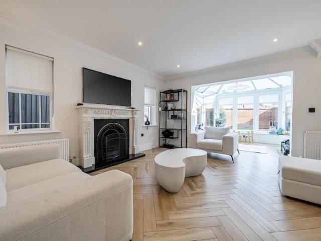 House for rent in Heol-las, Surrey