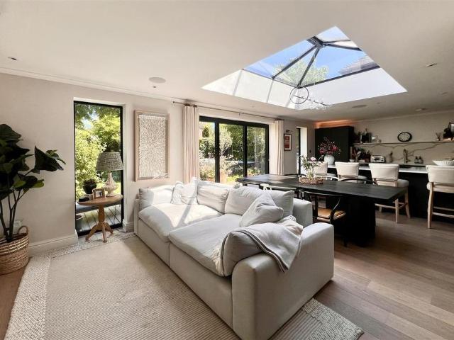 House for rent in Pachesham Park, Surrey