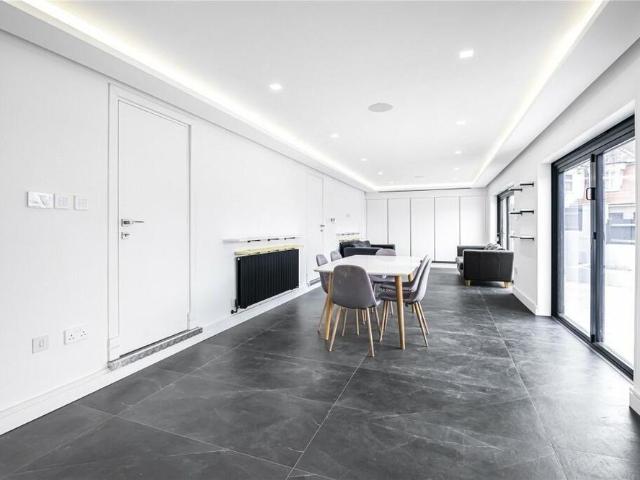 House for rent in New Southgate, Greater London