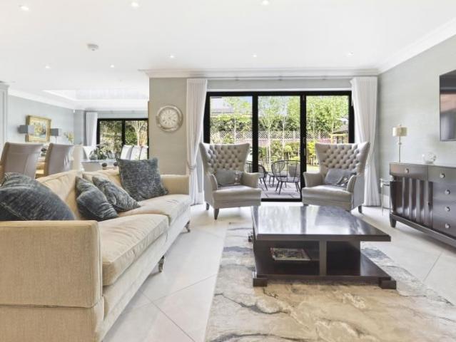 House for rent in Row Town, Surrey
