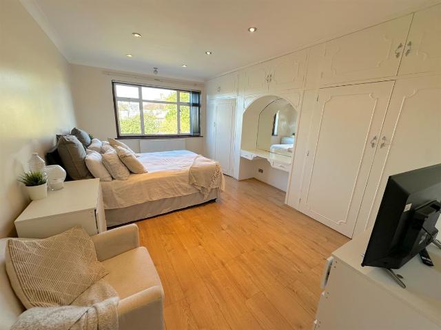 House for rent in Bowes Park, Greater London