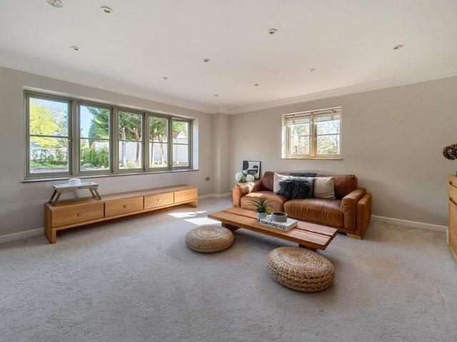 House for rent in Heol-las, Surrey