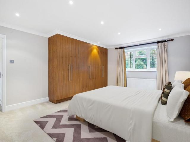 House for rent in Esher Place, Elmbridge