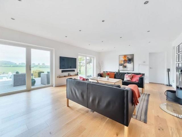 House for rent in East Hill, The Butts
