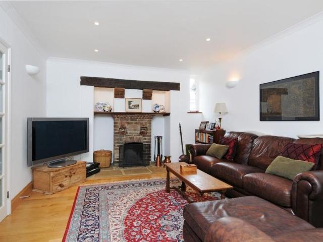 House for rent in Esher Place, Elmbridge
