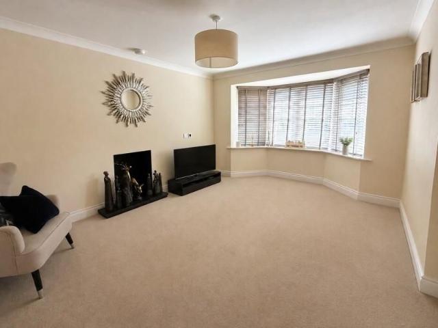 House for rent in Row Town, Surrey